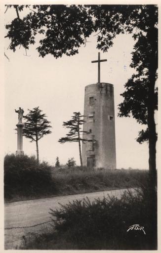 Le moulin Sacré-Coeur surmonté de sa croix de mission.